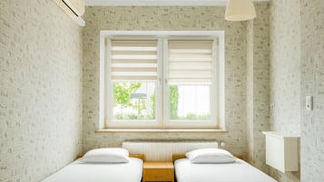 Habitación triple estándar | Escritorio, espacio para trabajar con laptop y cunas gratuitas