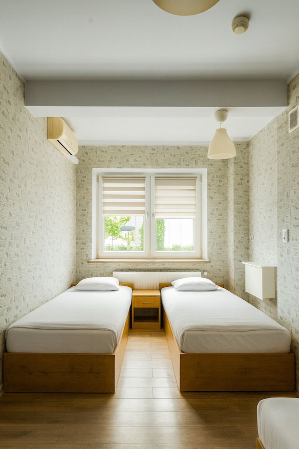 Standard Triple Room | Desk, laptop workspace, free cots/infant beds, free WiFi