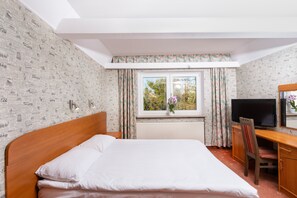 Habitación triple superior | Escritorio, espacio para trabajar con laptop y cunas gratuitas 