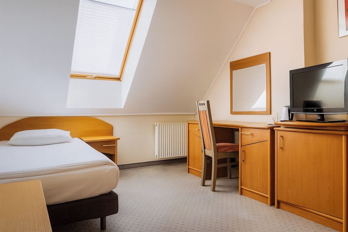 Standard Single Room | Desk, laptop workspace, cribs (free), WiFi (free)