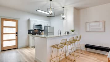 Réfrigérateur, micro-ondes, plaque de cuisson, lave-vaisselle