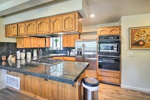 Private kitchen - Peaceful 5-Bedroom Cabin- 2 Miles To Lake Gregory (Crestline)