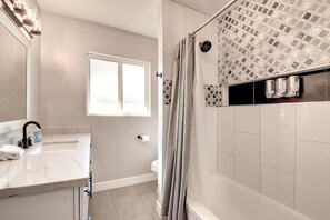 Hair dryer, towels, soap, shampoo - 3 Master Suites Theater Game Room Near Old Town

 (Scottsdale)