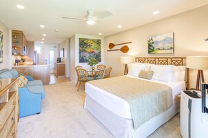 Estúdio, vista para o oceano | Cofres nos quartos, individualmente decorados