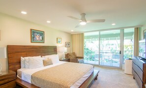 Estudio, vista al jardín | Caja de seguridad en la habitación y decoración personalizada 