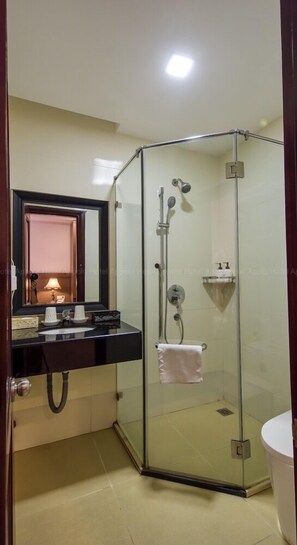 Shower, hydromassage showerhead, free toiletries, hair dryer - APOLLO AIRPORT HOTEL (Ho Chi Minh City)