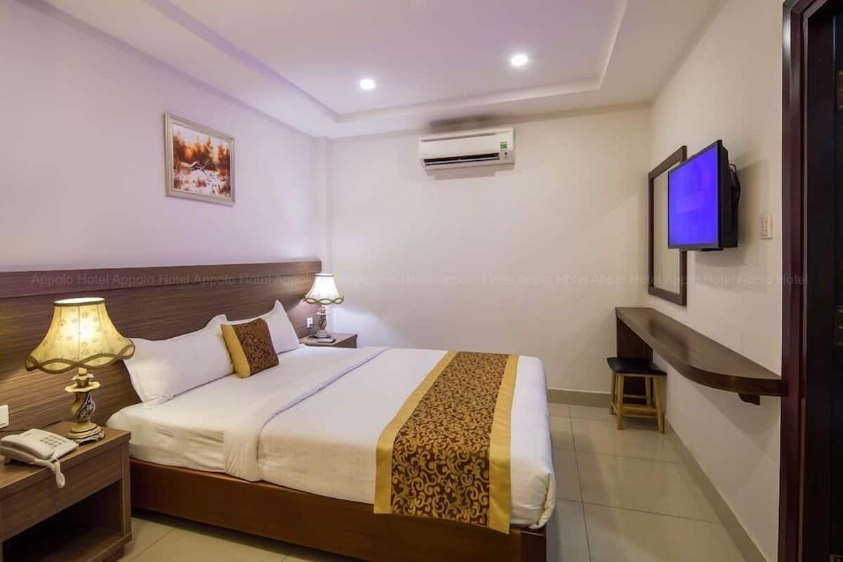 Kamar Double Standar | Seprai antialergi, meja kerja, dan ruang kerja ramah laptop