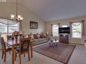 Fireplace - Beautiful Home In The City  (Gresham)