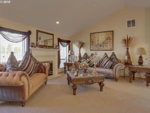 Fireplace - Beautiful Home In The City  (Gresham)