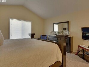 1 bedroom, bed sheets - Beautiful Home In The City  (Gresham)
