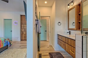 3 bedrooms, desk, free WiFi, bed sheets