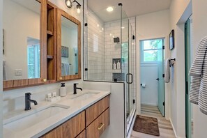 Shower, hair dryer, towels, soap - Groovy Palace w/ Hot Tub, Sauna, & Spectacular Mountain Views!!!  (Clayton)