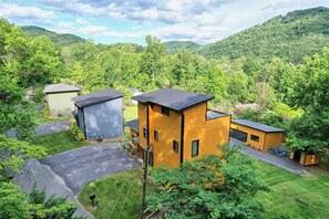 Exterior - Groovy Palace w/ Hot Tub, Sauna, & Spectacular Mountain Views!!!  (Clayton)