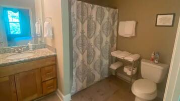 吹风机、毛巾、肥皂、洗发水