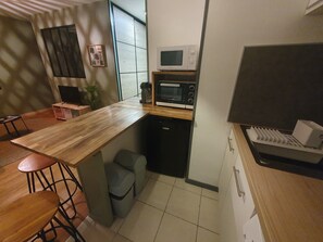 Een koelkast, een magnetron, een oven, een kookplaat