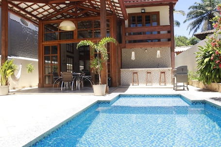 Una piscina al aire libre. Casa Itacaré - Santa Onda
