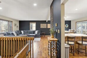 Smart-TV, Kamin, Tischfußball