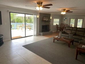 TV, table football - Family retreat in Homosassa, nature coast. (Homosassa)