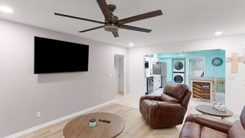 Télévision, cheminée, livres