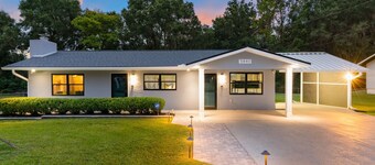 Renovated cottage with updated appliances, wood fireplace, & W/D - dogs-friendly