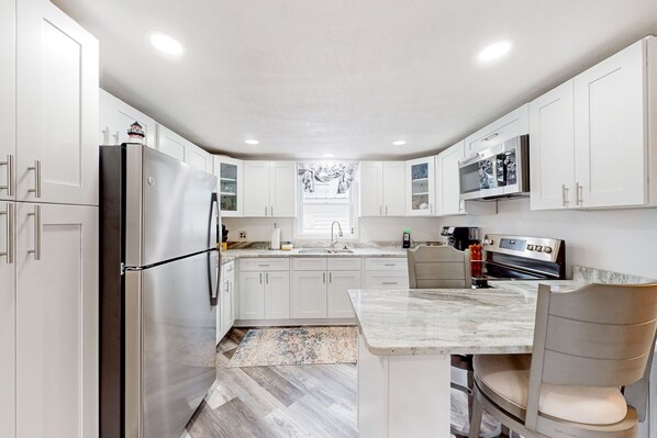 Jääkaappi, mikroaaltouuni, uuni, liesi