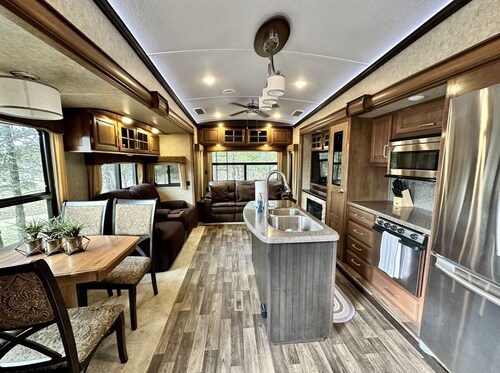 Cozy getaway with lake view. Pet Friendly/Close to Hochatown