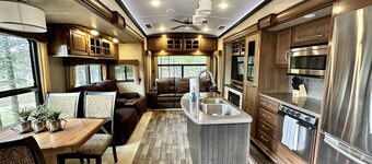 Cozy getaway with lake view. Pet Friendly/Close to Hochatown