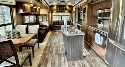 Cozy getaway with lake view. Pet Friendly/Close to Hochatown