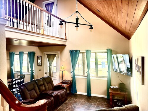 Quaint Cottage SO Close to Lake Erie