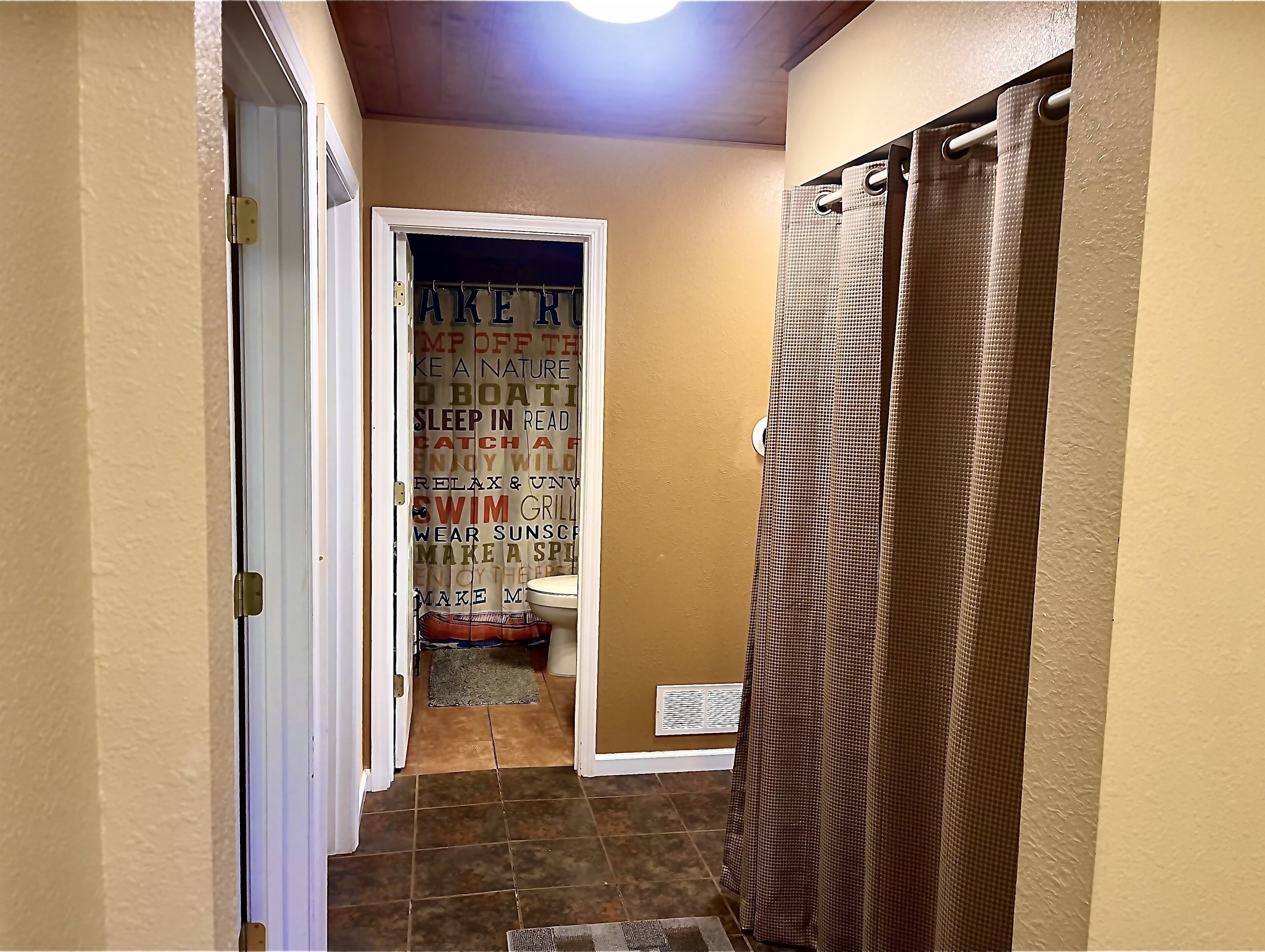 Hårføner, håndklær og toalettpapir