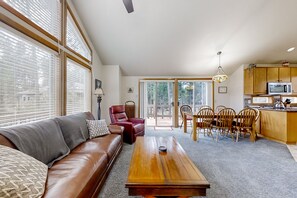 Fernseher, Kamin, Tischfußball, Tischtennisplatte