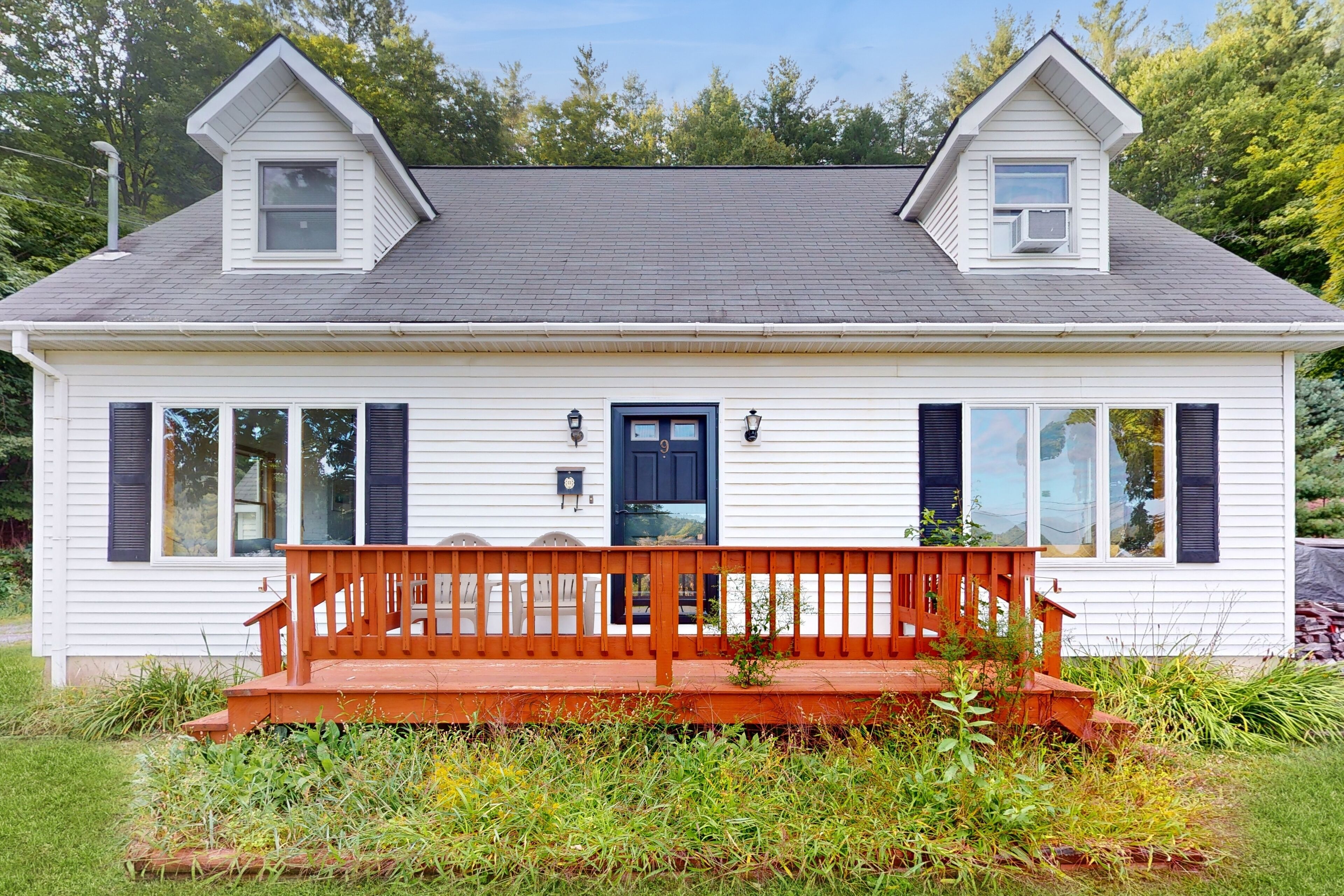 Tree-lined home with firepit, open interior & washer/dryer - near skiing