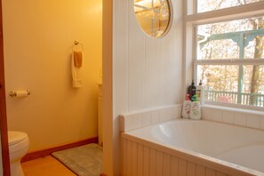 Hair dryer, towels, soap, shampoo - Sills Cove Lodge on Greers Ferry Lake!! Plenty of parking, boat launch and view! (Shirley)