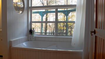 Secador de pelo, toallas, jabón y champú