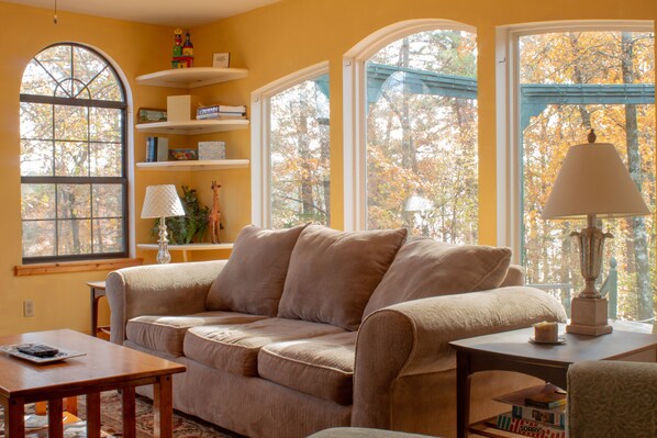 Living area - Sills Cove Lodge on Greers Ferry Lake!! Plenty of parking, boat launch and view! (Shirley)