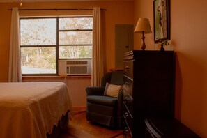 2 bedrooms, iron/ironing board, WiFi, bed sheets - Sills Cove Lodge on Greers Ferry Lake!! Plenty of parking, boat launch and view! (Shirley)