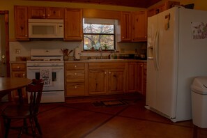 Private kitchen - Sills Cove Lodge on Greers Ferry Lake!! Plenty of parking, boat launch and view! (Shirley)