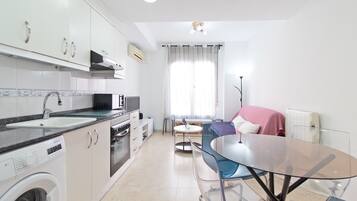 Een koelkast, een microgolfoven, een oven