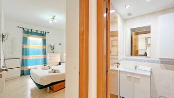 1 habitación, tabla de planchar con plancha, wifi y ropa de cama