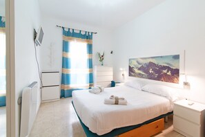 Planxa i posts de planxar, wifi i roba de llit 