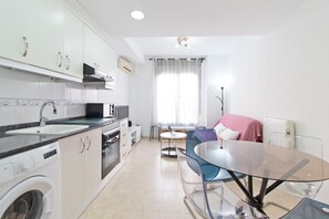 Geladeira, micro-ondas, fogão, cafeteira/chaleira