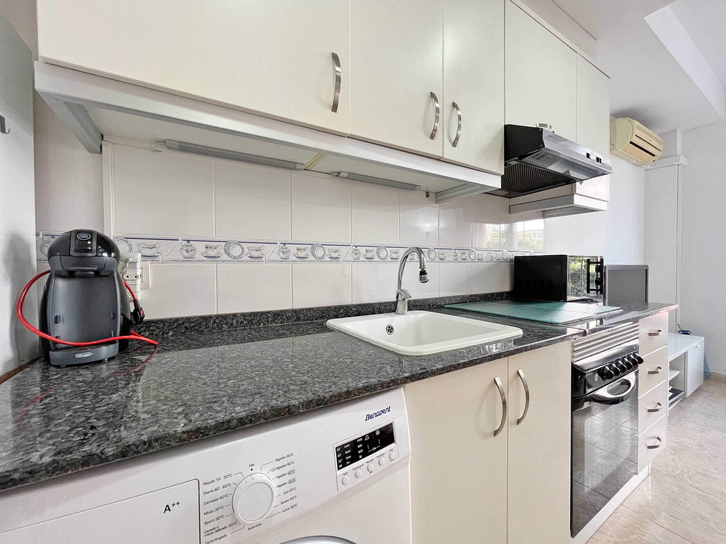 Een koelkast, een magnetron, een oven, een koffiezetapparaat/waterkoker