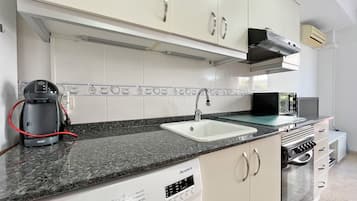 Een koelkast, een magnetron, een oven, een koffiezetapparaat/waterkoker