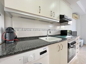 Geladeira, micro-ondas, fogão, cafeteira/chaleira