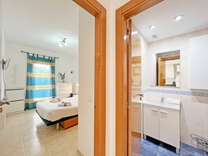 Ferros/tábuas de passar roupa, Wi-Fi (sobretaxa), roupa de cama