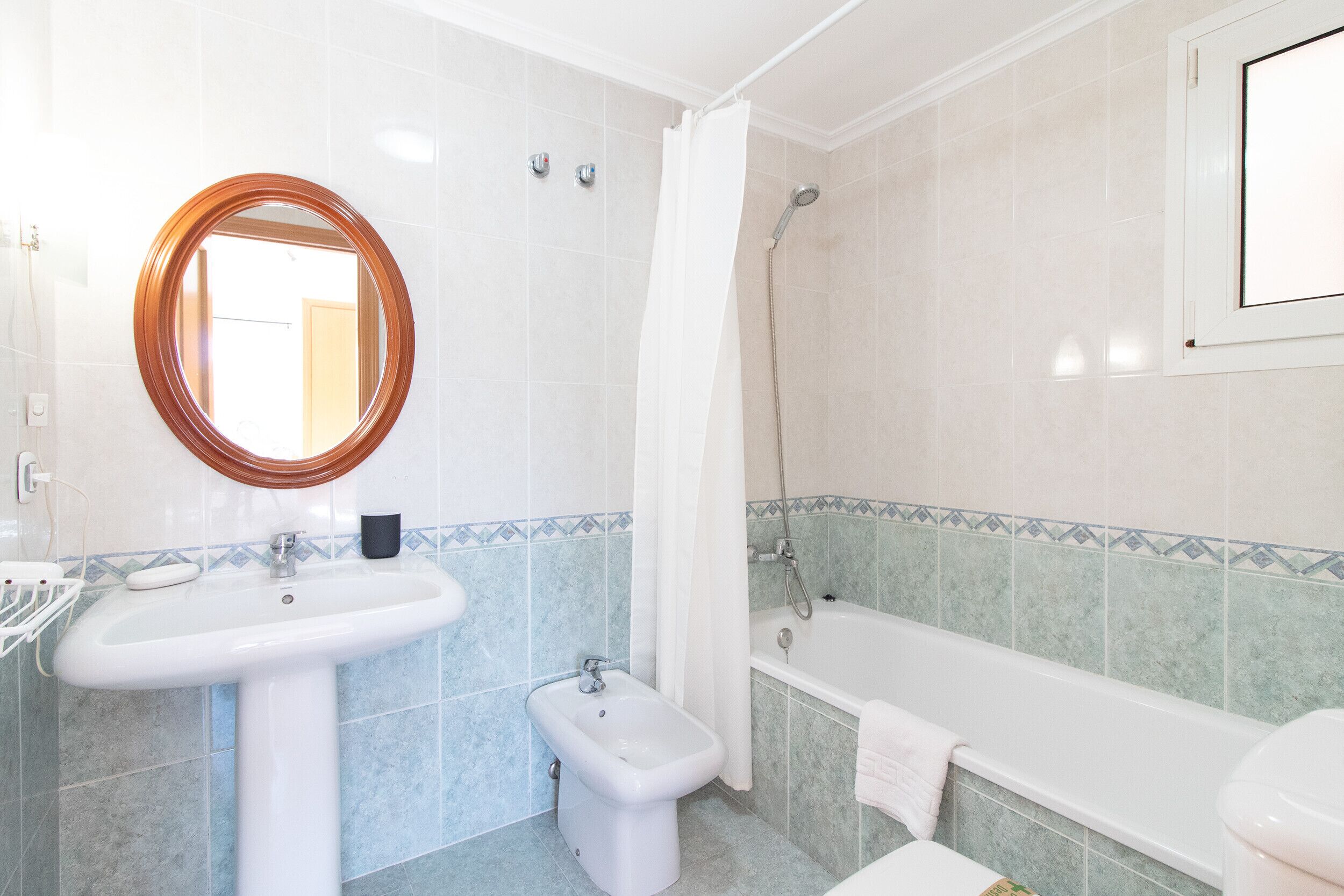 Un baño con lavabo, bidé y bañera.