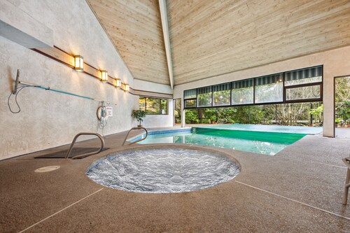 NEW Lux Bellevue 2BD 2BA Condo - Free Parking 