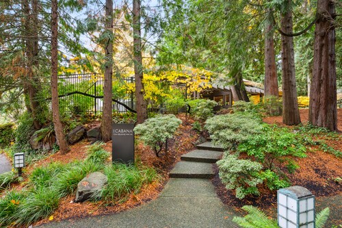 NEW Lux Bellevue 2BD 2BA Condo - Free Parking 
