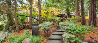NEW Lux Bellevue 2BD 2BA Condo - Free Parking