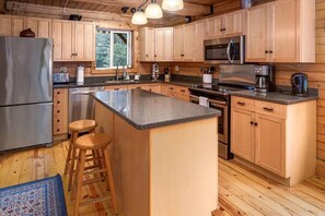 Kylskåp, mikrovågsugn, ugn och spishäll